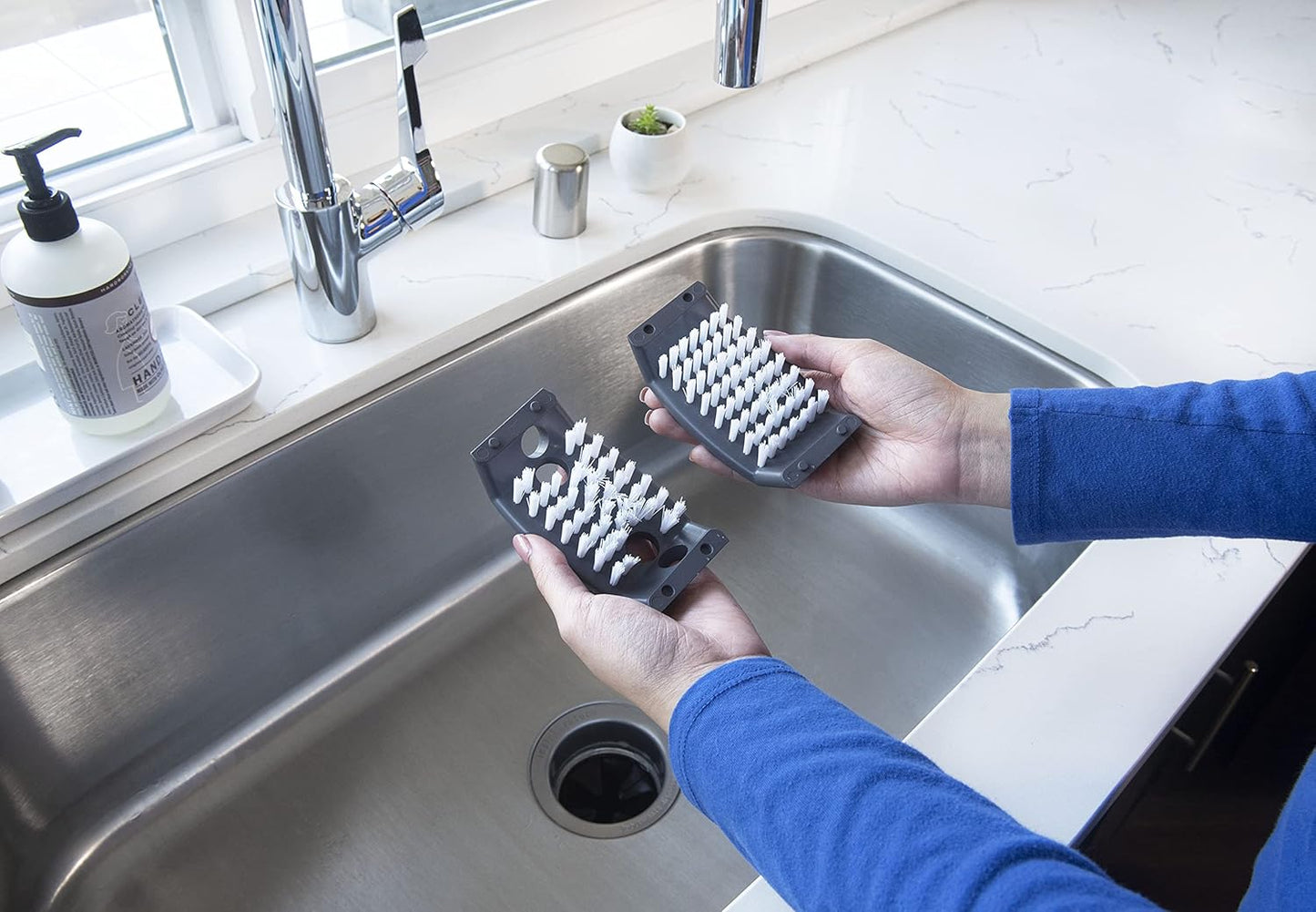 CUTLERY CLEANING BRUSH WITH SUCTION CUPS