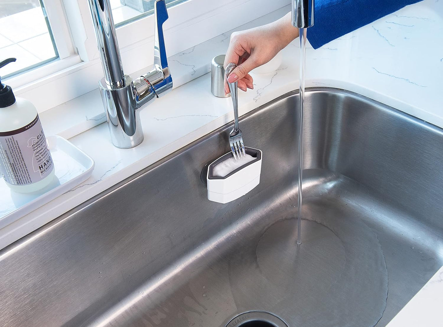 CUTLERY CLEANING BRUSH WITH SUCTION CUPS