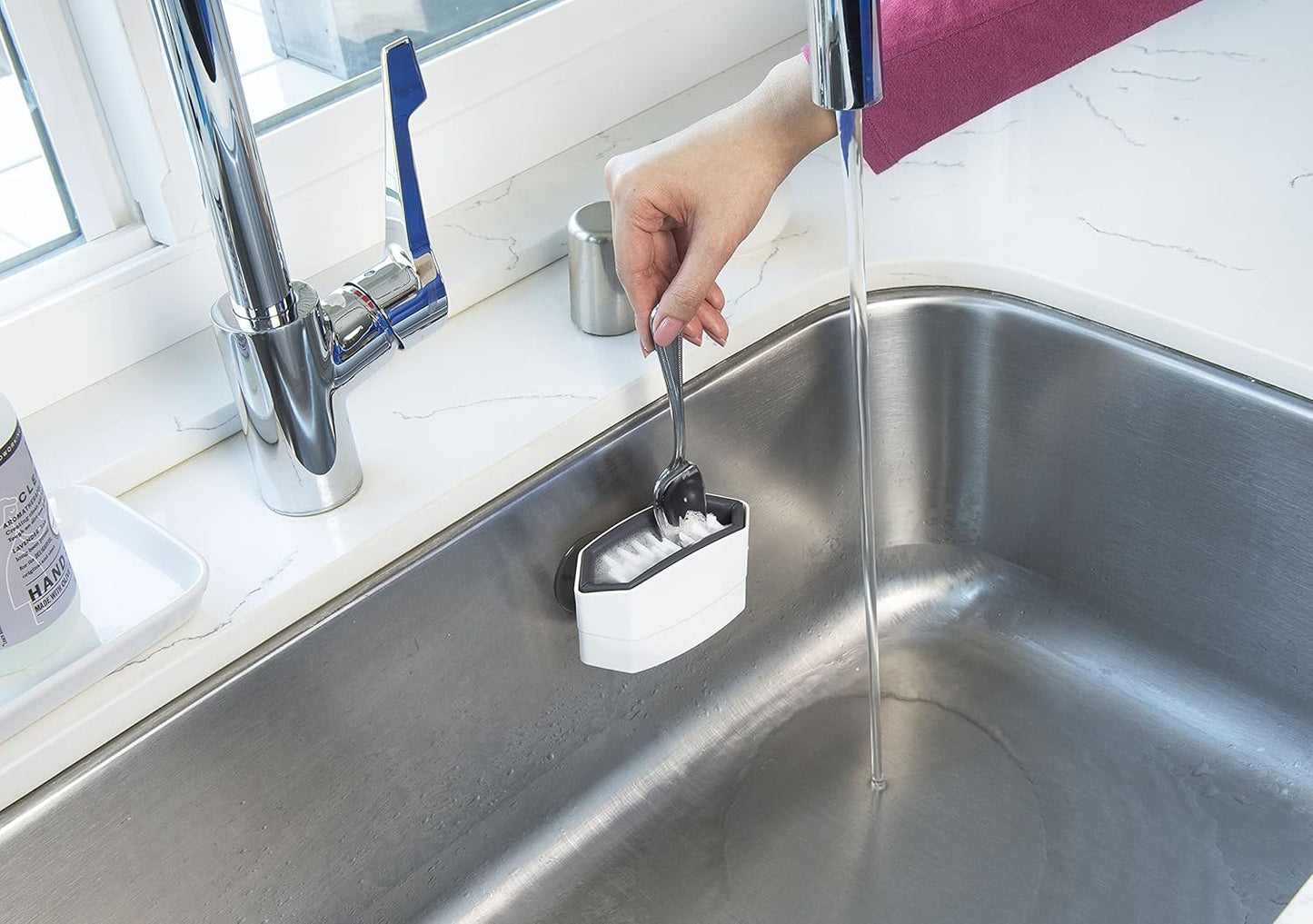 CUTLERY CLEANING BRUSH WITH SUCTION CUPS