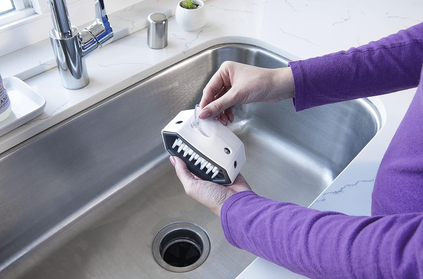 CUTLERY CLEANING BRUSH WITH SUCTION CUPS