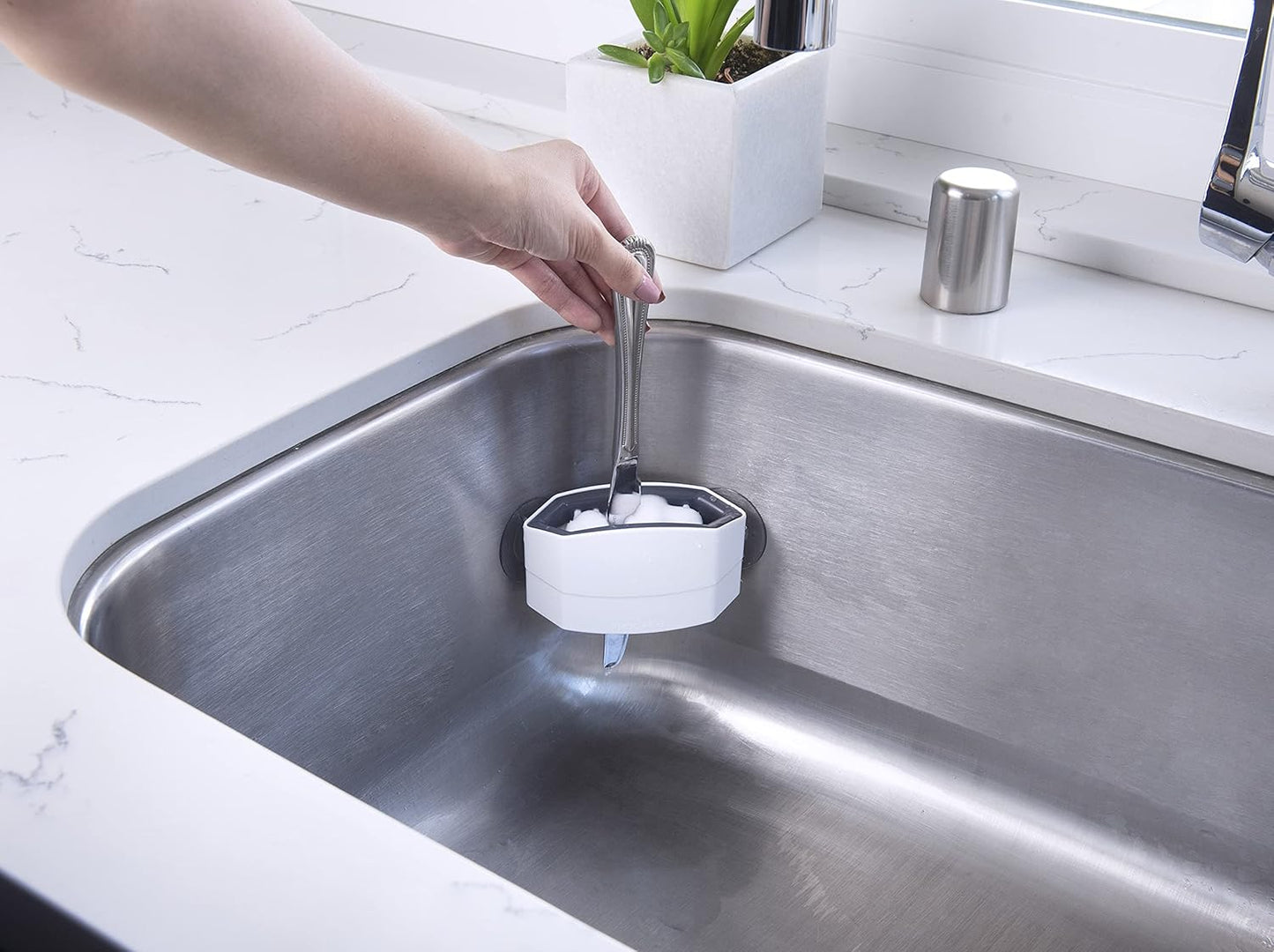 CUTLERY CLEANING BRUSH WITH SUCTION CUPS